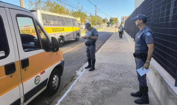Polícia Militar realiza blitz educativa e fiscaliza vans escolares em Franca