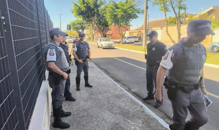 Polícia Militar realiza blitz educativa e fiscaliza vans escolares em Franca
