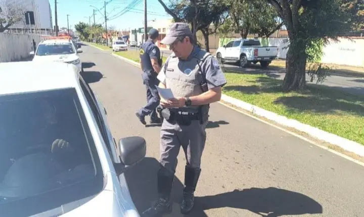 Polícia Militar realiza blitz educativa e fiscaliza vans escolares em Franca