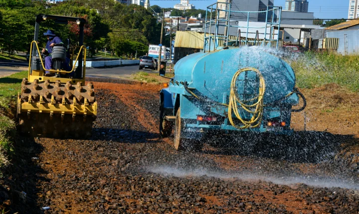 Prefeitura inicia compactação para pavimentação de avenida no Barão