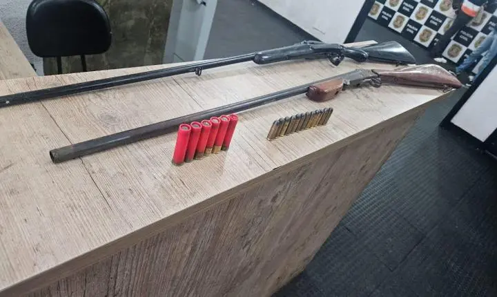 Procurado é capturado e armas de fogo são apreendidas pela PM