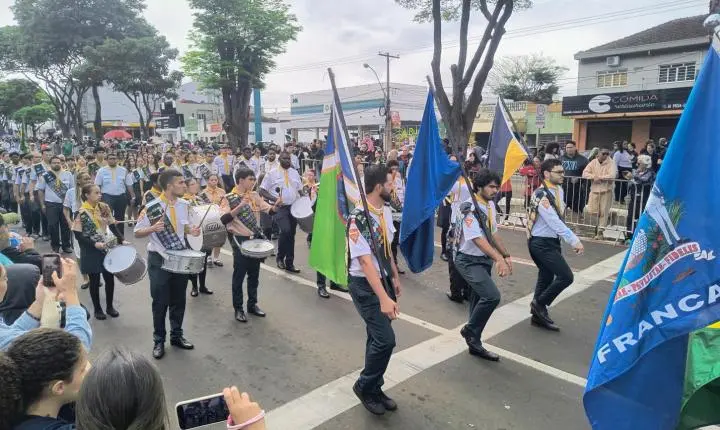Público prestigia desfile de 7 de Setembro na avenida Presidente Vargas