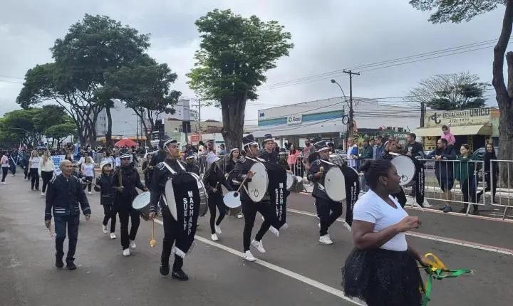 Público prestigia desfile de 7 de Setembro na avenida Presidente Vargas