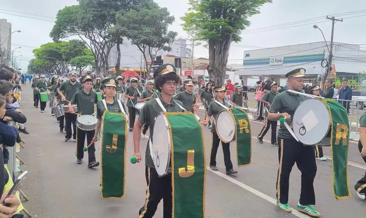 Público prestigia desfile de 7 de Setembro na avenida Presidente Vargas