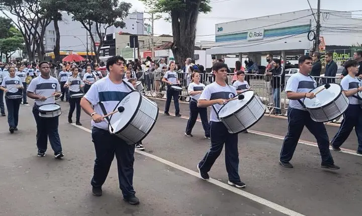 Público prestigia desfile de 7 de Setembro na avenida Presidente Vargas