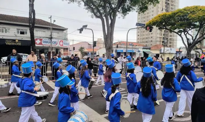Público prestigia desfile de 7 de Setembro na avenida Presidente Vargas