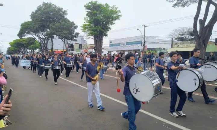 Público prestigia desfile de 7 de Setembro na avenida Presidente Vargas