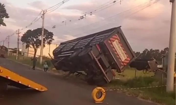 Reboque que tombou no Distrito Industrial é removido; assista 