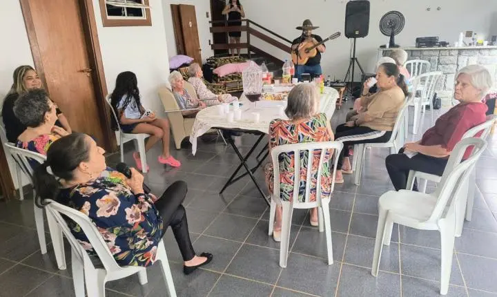 Tarde musical leva alegria para pacientes de lar de idosos 