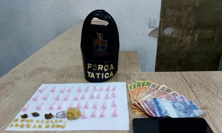 Traficante é preso por policiais da Força Tática no “puxa-faca”