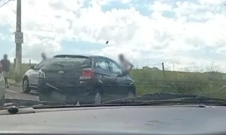 Três veículos se envolvem em acidente na avenida Rio Amazonas