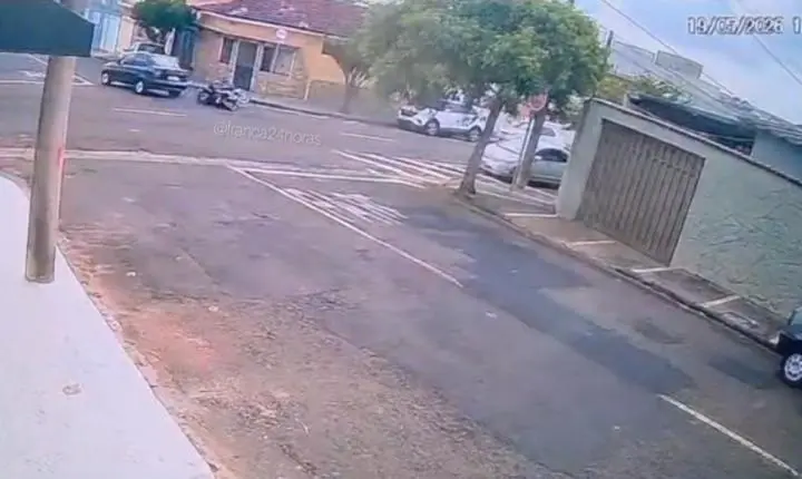Veículo avança sinal de “pare” e motociclista fica ferido em Franca