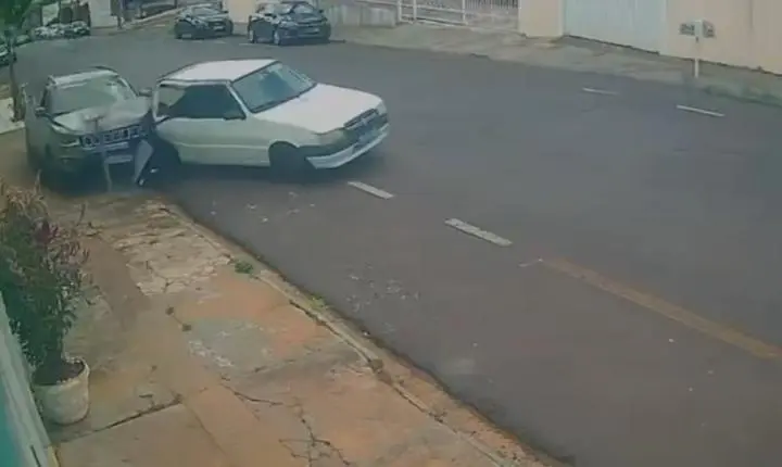 Veículo bate em carro estacionado e deixa local após colisão 