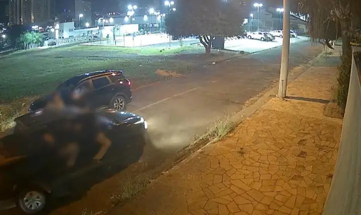 Motorista foge após colisão; pessoas estavam sendo levadas penduradas 