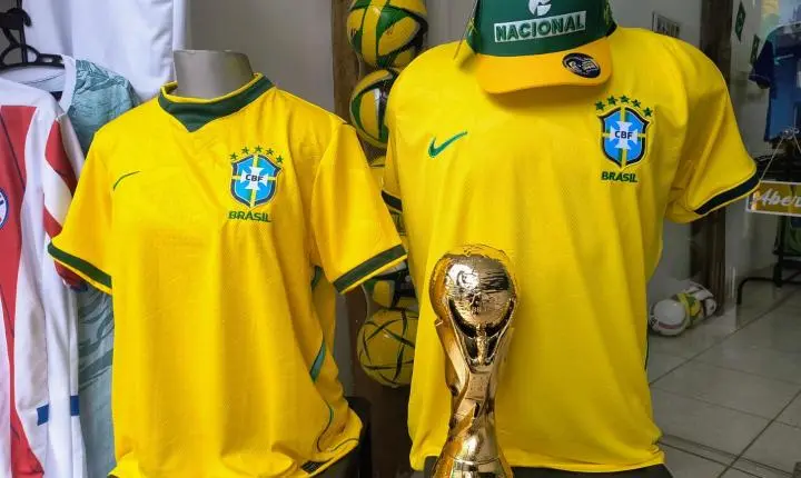 Vendas de camisetas da seleção aumentam 70% em loja devido a Copa
