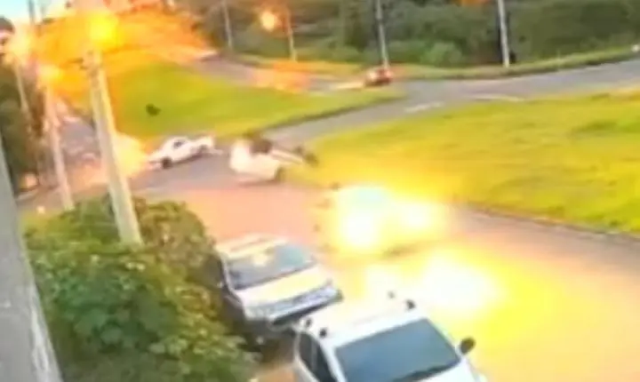 Vídeo mostra momento em que furgão capota após colisão em Franca